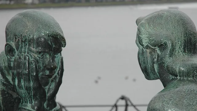 Skulptur hvor to kigger hinanden dybt i øjnene