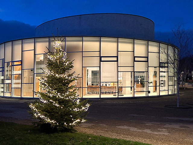 Helligtrekongers Kirke og juletræ