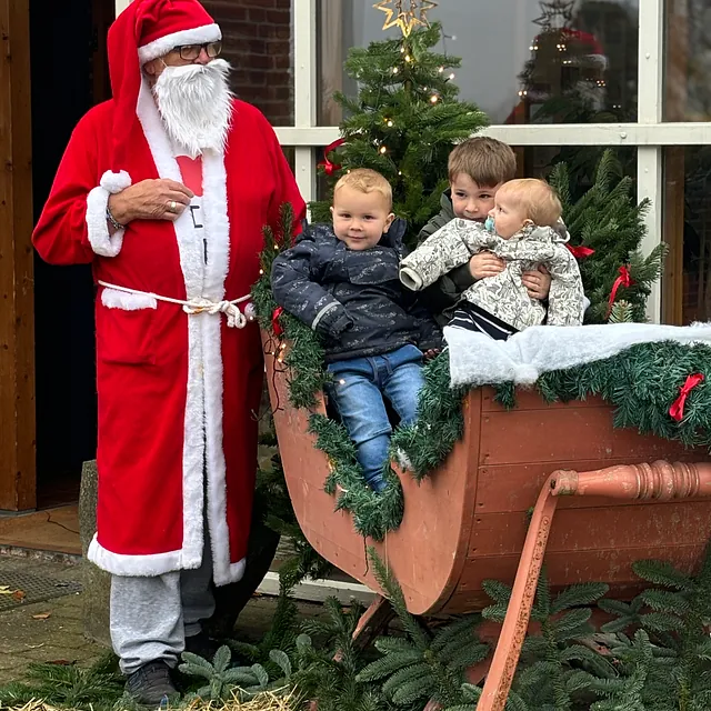 Julemand og børn ved julekane