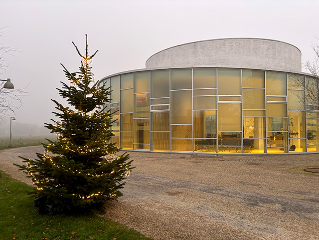 Helligtrekongers Kirke og juletræ i dagtimerne